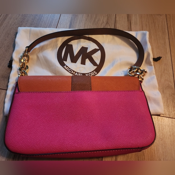 (SOLD) Michael Kors Purse 👛 🩷 - Picture 2 of 4